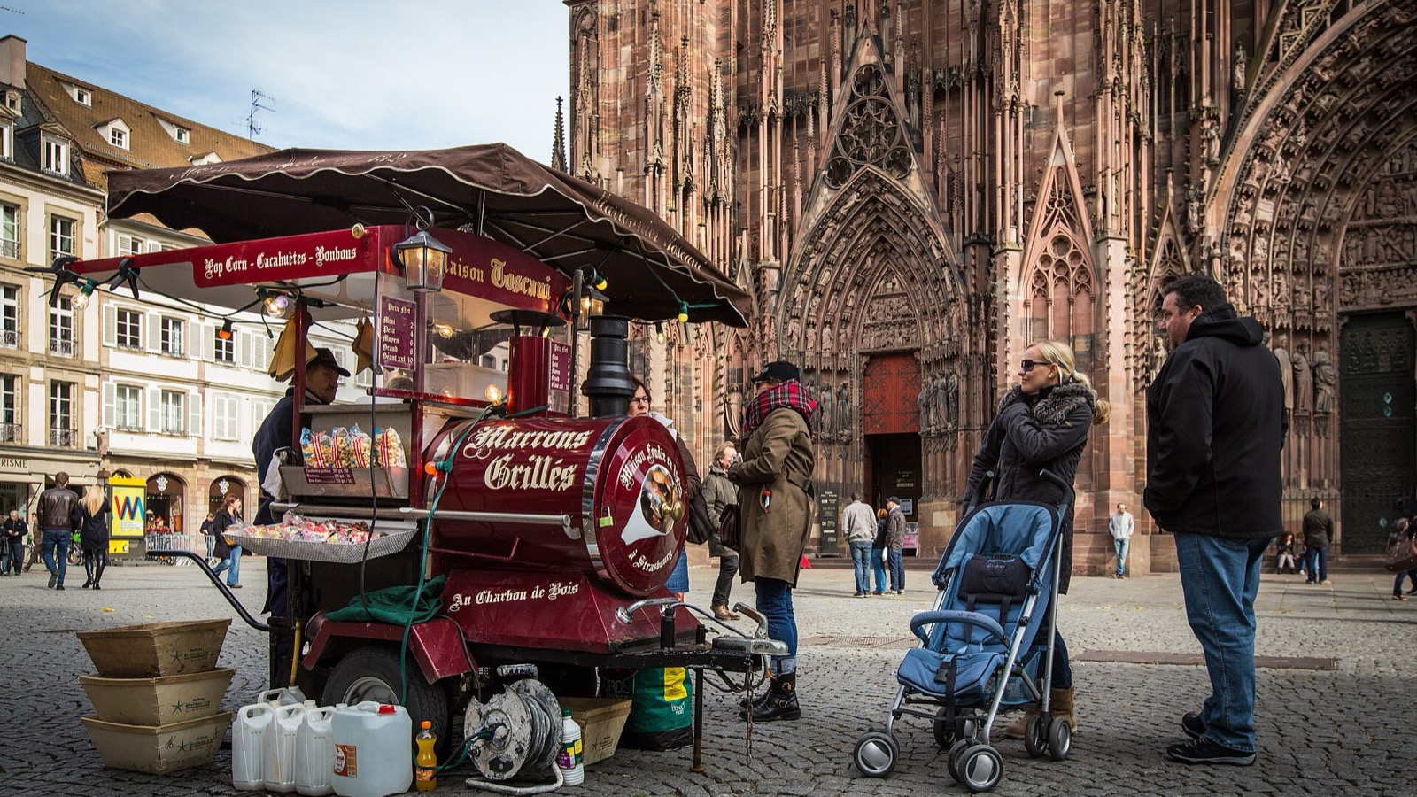 Un marchand de marrons grillés devant la cathédrale de Strasbourg, en octobre. Ctruongngoc, CC BY-SA 3.0, via Wikimedia Commons