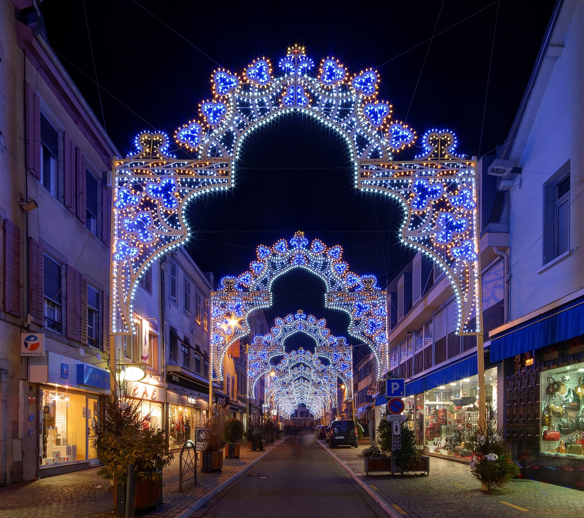 Les arches lumineuses des Lumières de Noël dans une rue de Montbéliard, la nuit